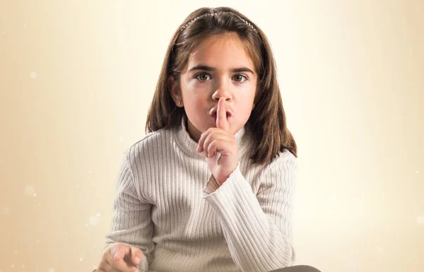 Ragazza bruna facendo gesto di silenzio — Foto Stock