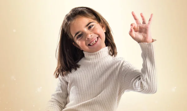 Kleines brünettes Mädchen macht ok Zeichen — Stockfoto
