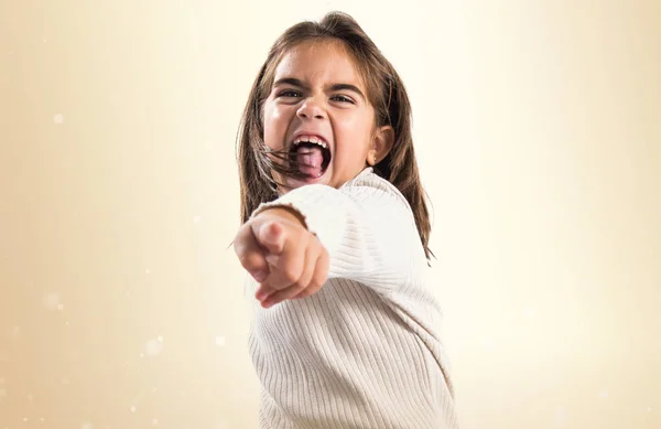 Pequeña morena apuntando al frente —  Fotos de Stock