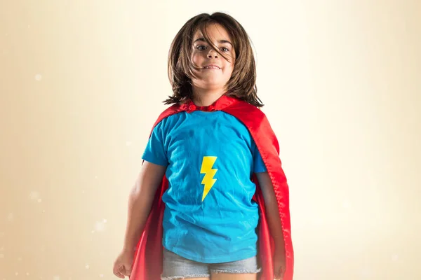Niedliche kleine Mädchen wie Superhelden gekleidet und springen — Stockfoto