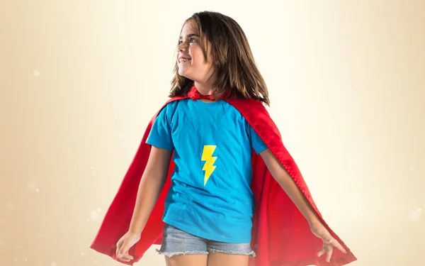 Niedliche kleine Mädchen wie Superhelden gekleidet — Stockfoto