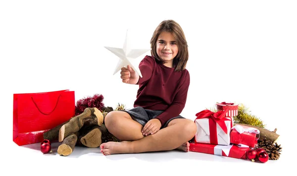 Μικρό κορίτσι σε διακοπές Χριστουγέννων κρατώντας ένα αστέρι — Φωτογραφία Αρχείου