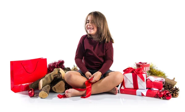 Bambina in vacanze di Natale con molti regali — Foto Stock