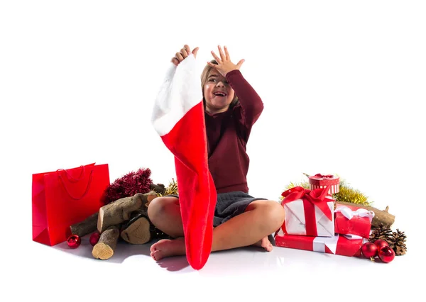 Malá holčička v vánoční svátky s mnoha dárky — Stock fotografie