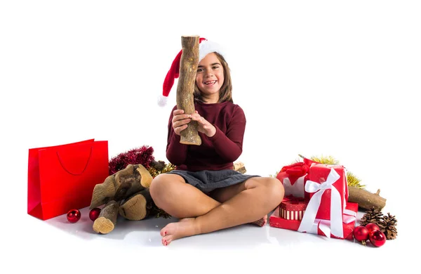 Menina tomando um pau como um presente de Natal — Fotografia de Stock