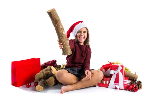 Kleines Mädchen nimmt einen Stock als Weihnachtsgeschenk — Stockfoto