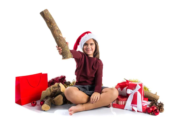 Kleines Mädchen nimmt einen Stock als Weihnachtsgeschenk — Stockfoto