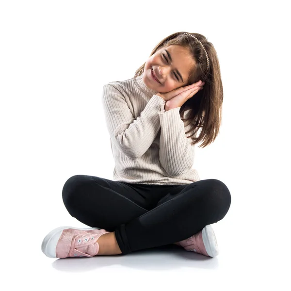 Pequeña chica morena haciendo el gesto del sueño —  Fotos de Stock