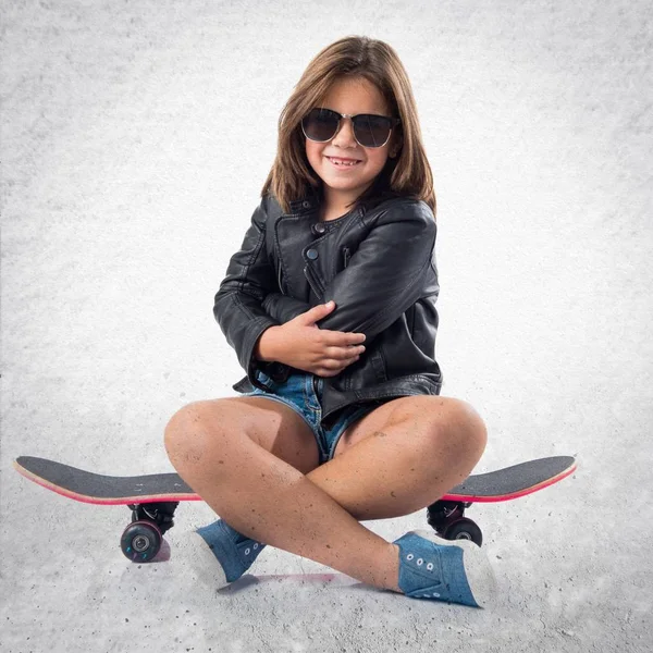 Söt brunett tjej med skate — Stockfoto