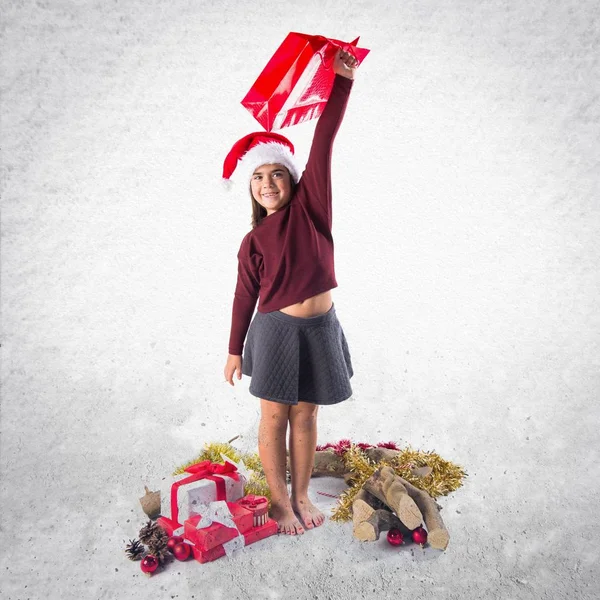 Linda niña en vacaciones de Navidad sosteniendo una bolsa de compras —  Fotos de Stock