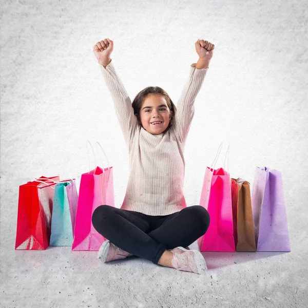 Niño con muchas bolsas de compras —  Fotos de Stock