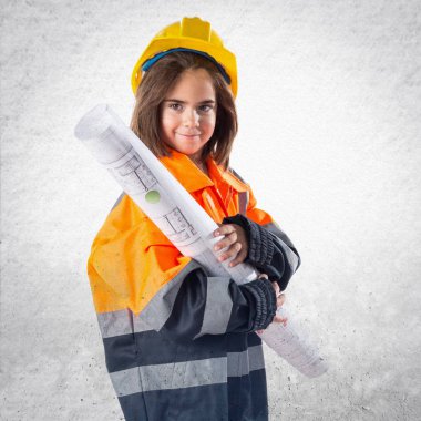 Küçük kız işçi gibi giyinmiş