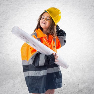 Küçük kız işçi gibi giyinmiş