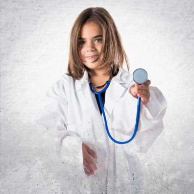 Doktor gibi giyinmiş küçük kız.