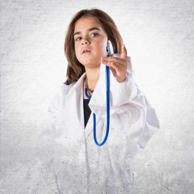 Doktor gibi giyinmiş küçük kız.