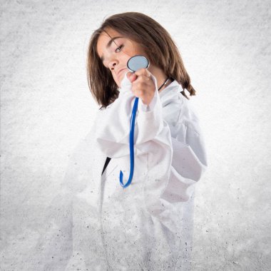 Doktor gibi giyinmiş küçük kız.