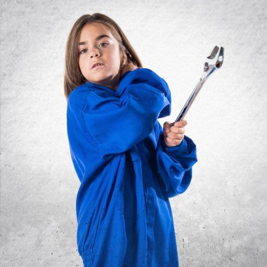 Mekanik kostüm ile küçük kız