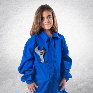 Mekanik kostüm ile küçük kız