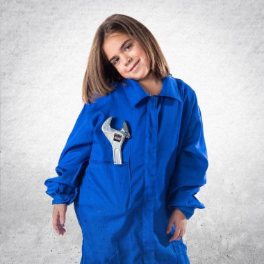 Mekanik kostüm ile küçük kız