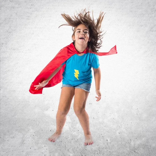 Söt liten flicka klädd som superhjälte — Stockfoto
