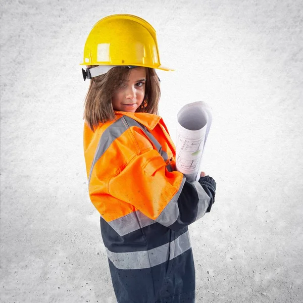 Küçük kız işçi gibi giyinmiş