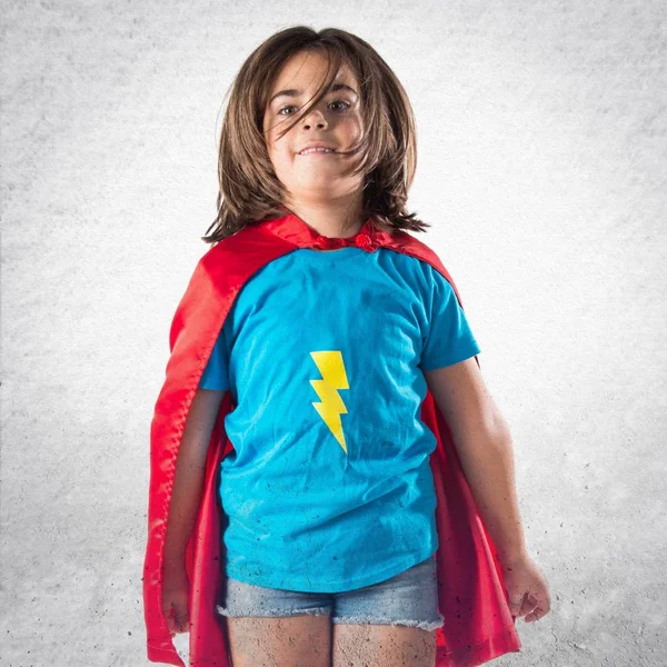Sevimli küçük kız süper kahraman ve atlama gibi giyinmiş
