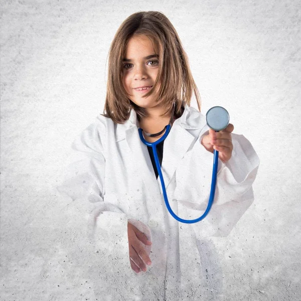 Doktor gibi giyinmiş küçük kız.