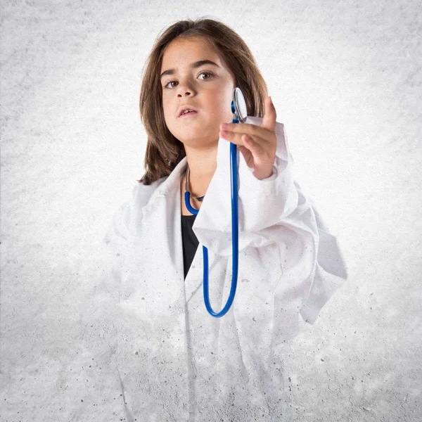 Doktor gibi giyinmiş küçük kız.