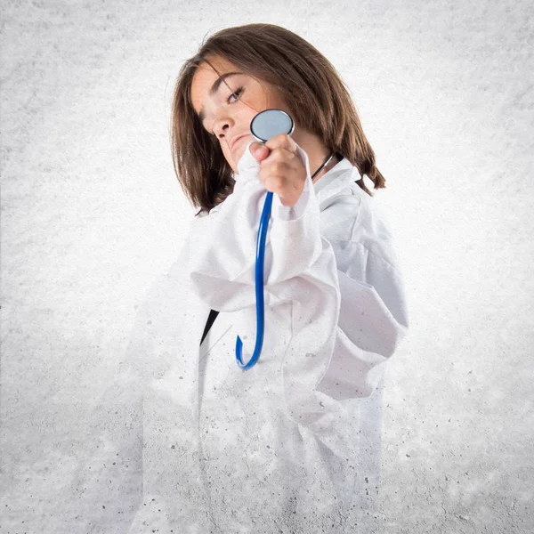 Doktor gibi giyinmiş küçük kız.