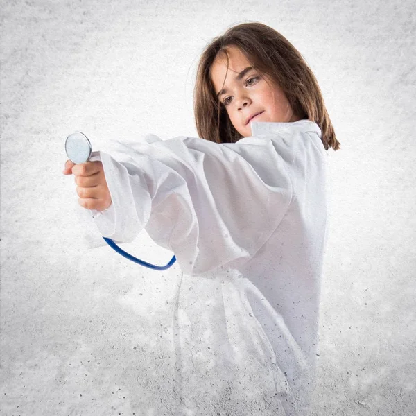 Doktor gibi giyinmiş küçük kız.