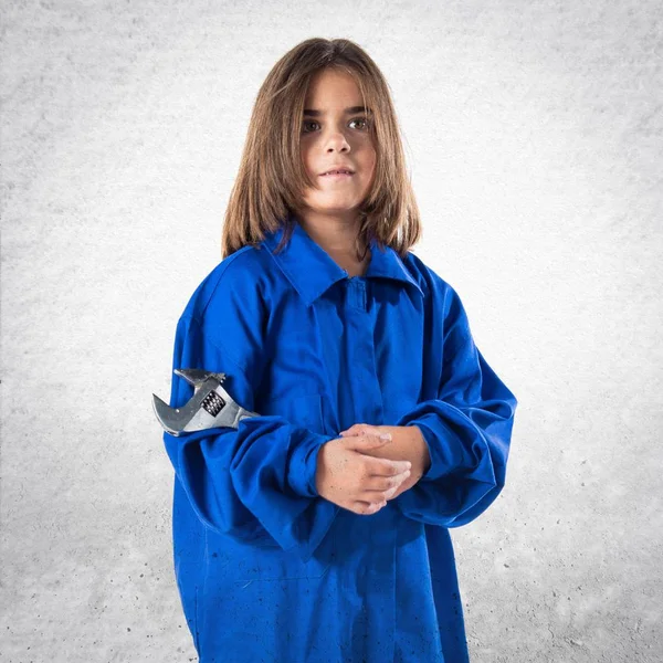 Маленькая девочка в механическом костюме — стоковое фото