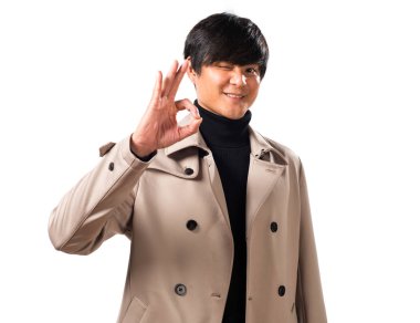 Asya yakışıklı adam ok işareti yapmak