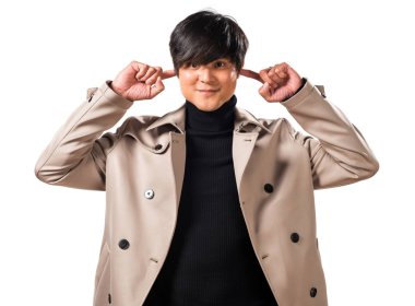 Kulakları kapsayan Asya yakışıklı adam