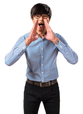 Bağırarak gözlüklü Asyalı yakışıklı adam