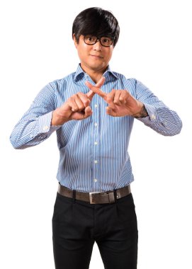 Hiçbir hareketi yapma gözlüklü Asyalı yakışıklı adam