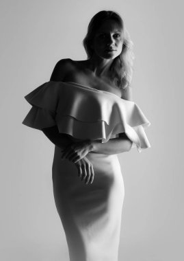 Güzel model kadın stüdyoda poz