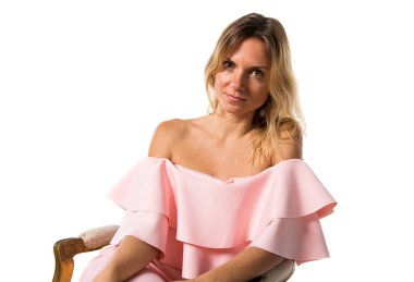 Studio pembe elbise ile poz güzel model kadın