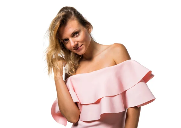 Szép modell nő pózol egy rózsaszín ruha stúdió — Stock Fotó