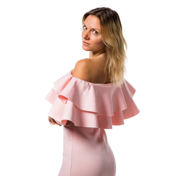 Bella modella in posa in studio con un vestito rosa — Foto Stock