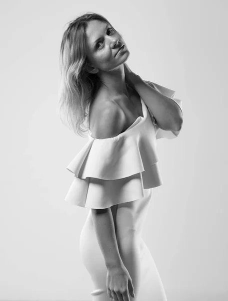 かなりモデル女性がスタジオでポーズ — ストック写真