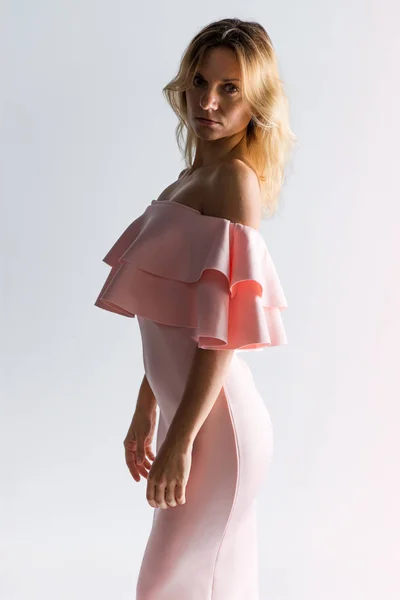 かなりモデル女性がピンクのドレスでスタジオでポーズ — ストック写真