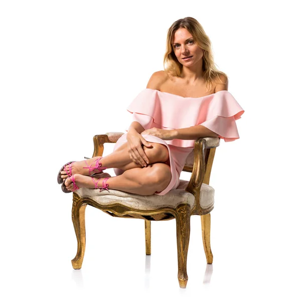 Szép modell nő pózol egy rózsaszín ruha, a vintage stúdió — Stock Fotó
