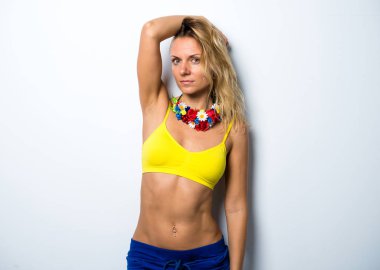 Studio renkli çiçek necklac ile poz şirin model kadın