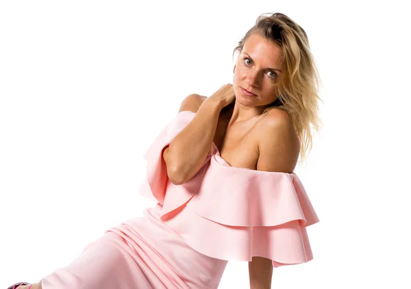 Mujer modelo bonita posando en el estudio con un vestido rosa — Foto de Stock