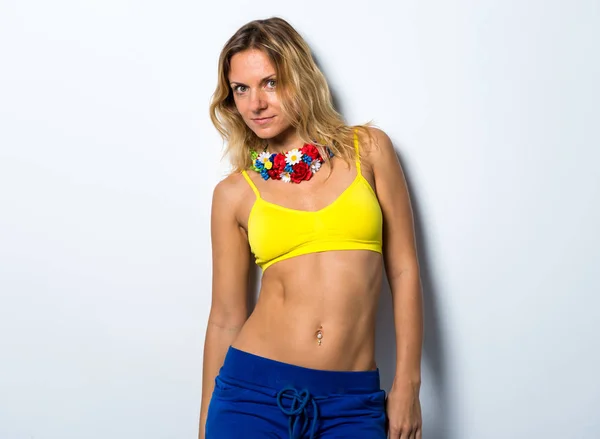 Leuk model vrouw poseren in de studio met een kleurrijke bloem-necklac — Stockfoto