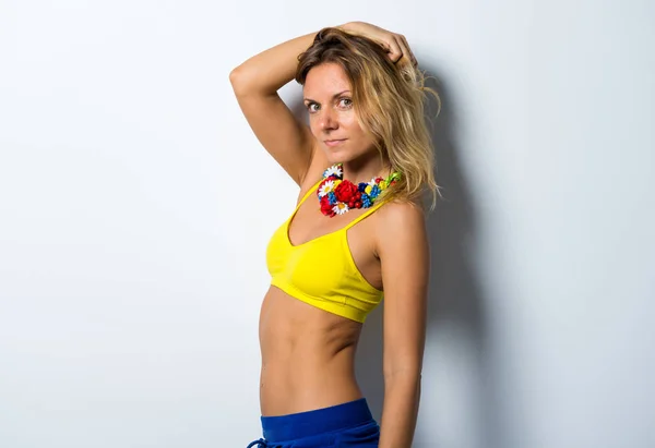 Leuk model vrouw poseren in de studio met een kleurrijke bloem-necklac — Stockfoto