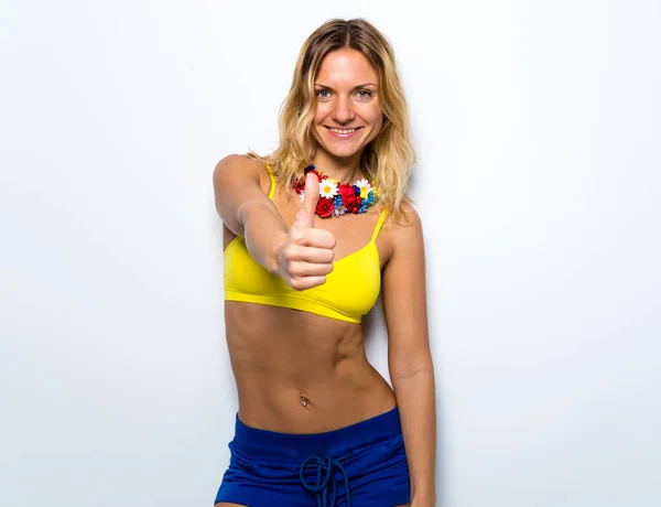 Leuk model vrouw met een kleurrijke bloem ketting met duim omhoog — Stockfoto