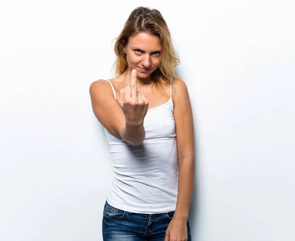 Dość młoda kobieta co gest róg — Zdjęcie stockowe