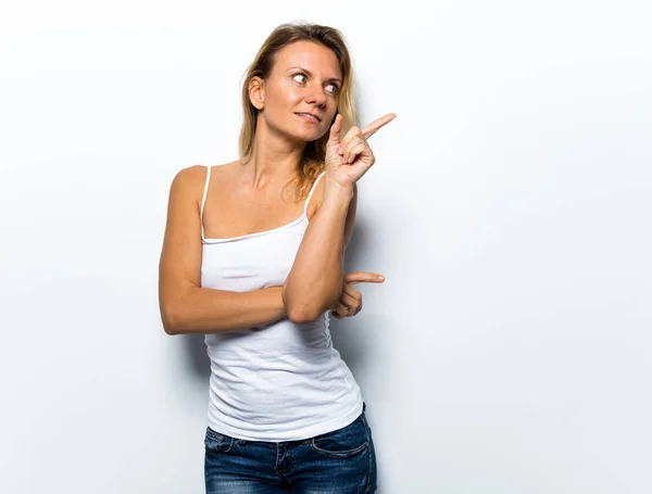 Mujer bastante joven apuntando hacia arriba — Foto de Stock