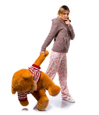 Güzel sarışın kız büyük doldurulmuş hayvan ile şirin pijama